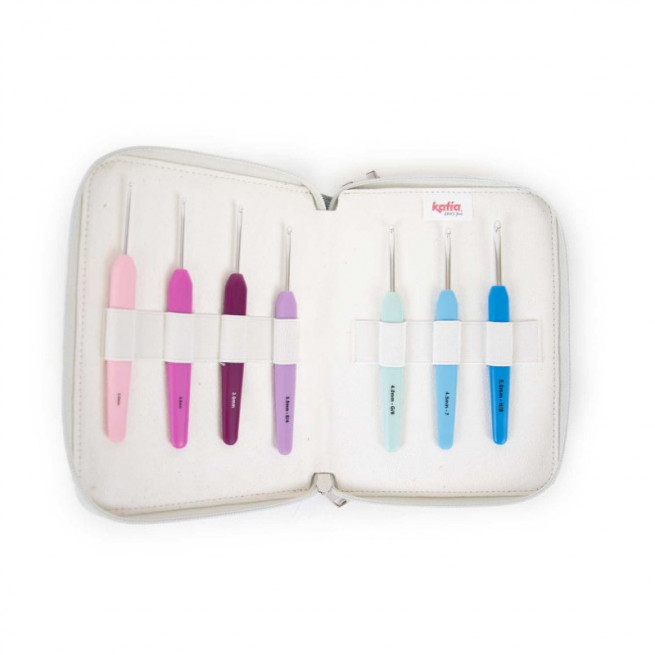 Estuche con 14 ganchillos (2mm a 12mm) abierto