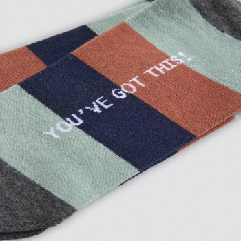 Detalle calcetín hombre rayas