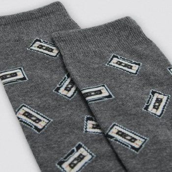 Detalle calcetín hombre cassetes