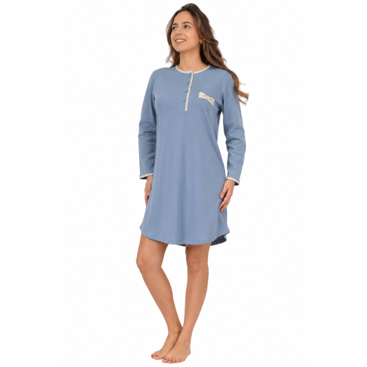 Camisón de mujer SONIA 3009 azul de manga larga, cuello redondo con botones delanteros y detalle de encaje y lazo en el pecho.