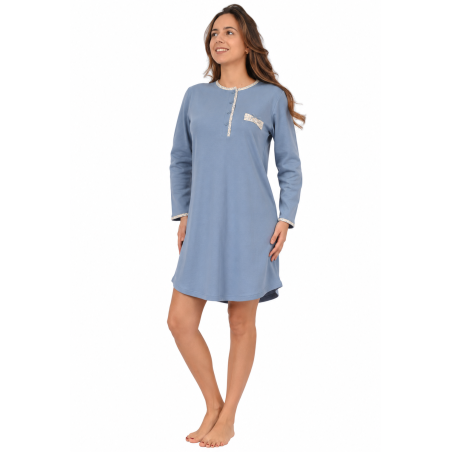 Camisón de mujer SONIA 3009 azul de manga larga, cuello redondo con botones delanteros y detalle de encaje y lazo en el pecho.