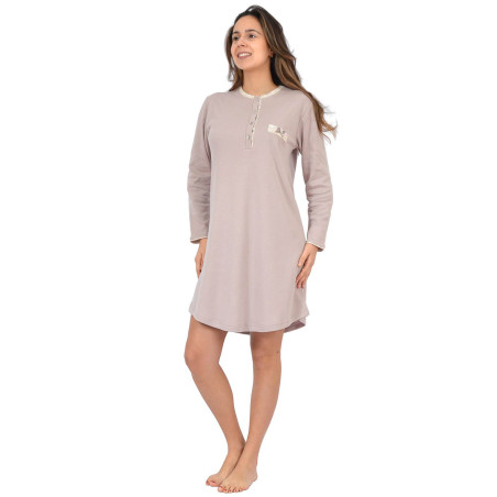 Camisón de mujer SONIA 3009 rosa de manga larga, cuello redondo con botones delanteros y detalle de encaje y lazo en el pecho.